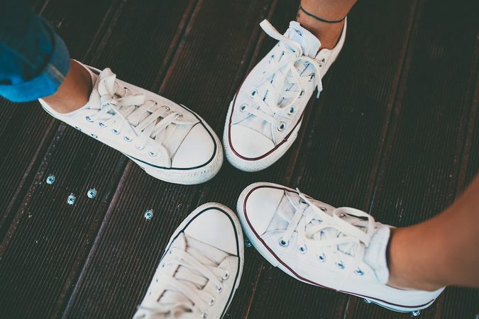 Eindelijk de oplossing: zo krijg je je witte sneakers weer stralend wit