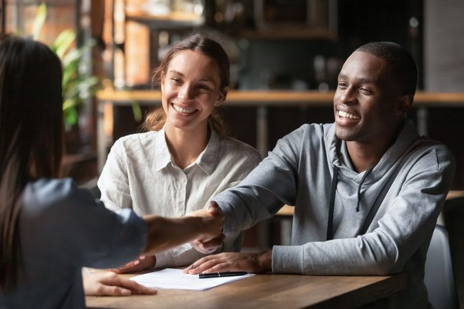 8 x awkward verhalen van mensen die hun schoonouders voor het eerst ontmoeten