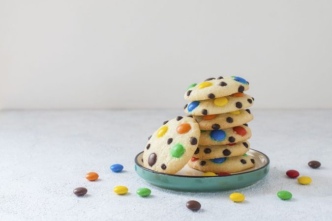 Zo maak je de lekkerste M&M-koekjes helemaal zelf
