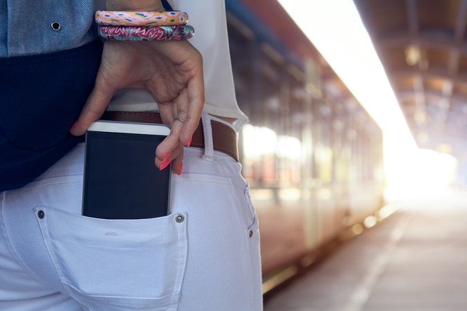 Dit is waarom je je telefoon nooit in je kontzak moet stoppen