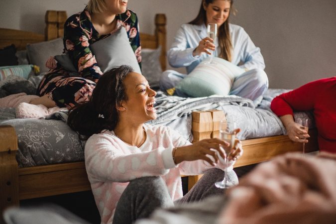 8 hilarische challenges om op het volgende avondje met je vriendinnen te doen