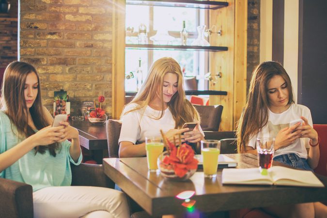 9 tekenen dat jij verslaafd bent aan je telefoon (en dit doe je eraan)