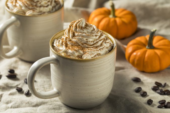 Shocking: Zoveel calorie&euml;n zitten er in een pumpkin spice latte van Starbucks