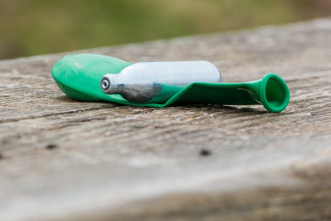 Shocking: Studente invalide na inhaleren van lachgas