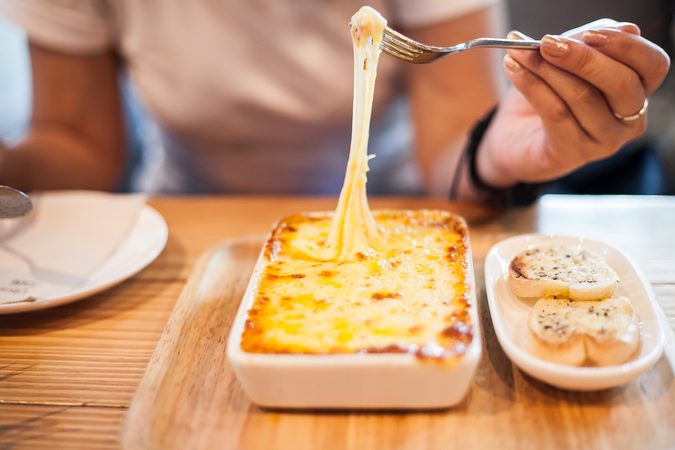 Omg: deze lifehack voor het opwarmen van lasagne moet je &eacute;cht even weten