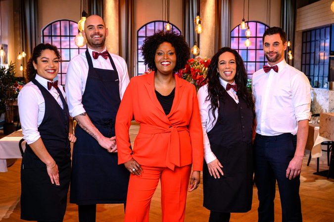 Hi-la-risch: First Dates is druk op zoek naar achtergrondeters