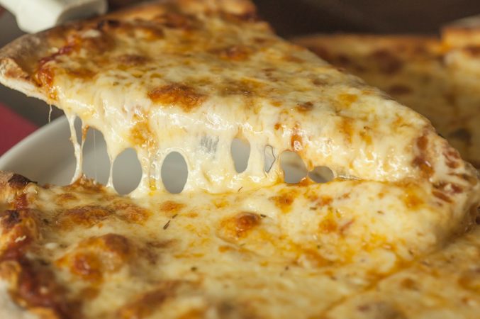 VIDEO: deze pizza met 111 (!) soorten kaas wil je proeven
