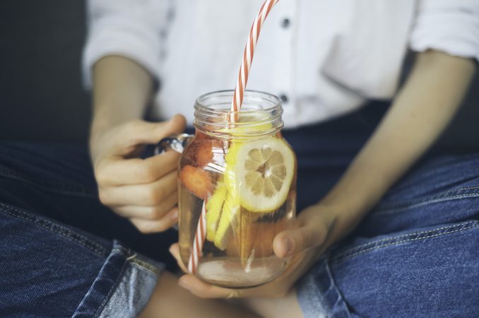 Genoeg water drinken: zo wen je het jezelf makkelijk aan