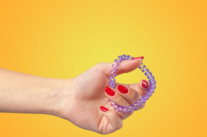 Zo laat jij jouw Invisibobble elastiekje weer krimpen