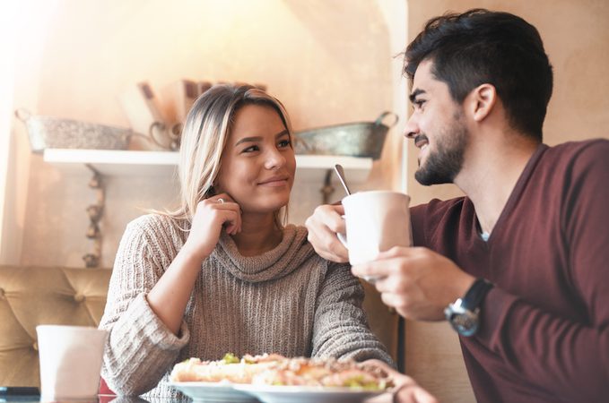10 tekenen dat hij je ziet als meer dan een vriendin