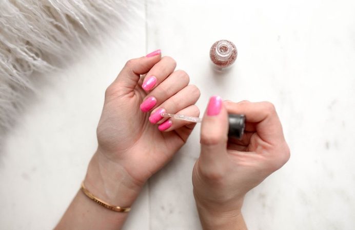 Let&rsquo;s go fluo: neon nagels zijn hot en z&oacute; ziet deze trend eruit