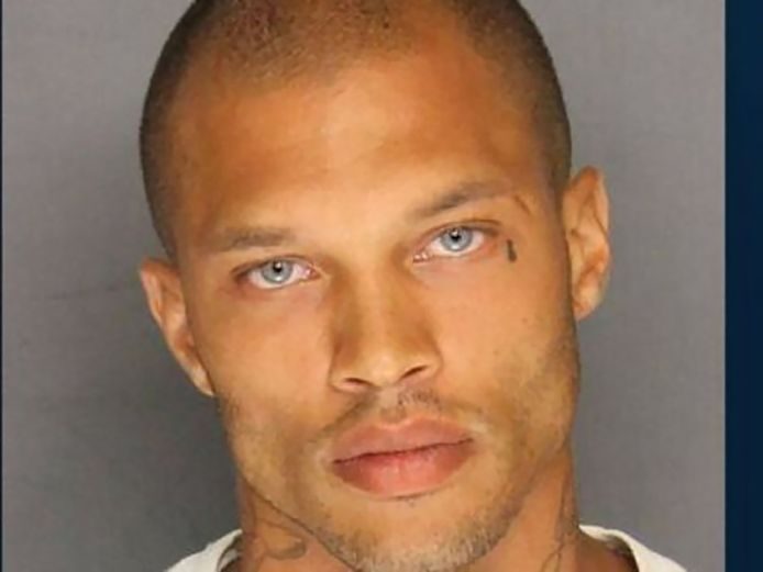 Deze handsome crimineel gaat viral en wij snappen he-le-maal waarom