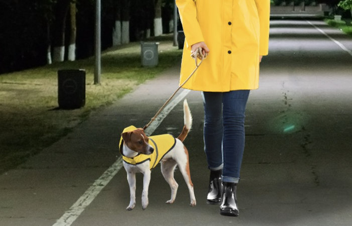 Lidl verkoopt nu matchende regenjassen voor jou en je hond (en dat ziet er t&eacute; cute uit)