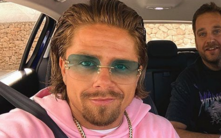 OMG: Andr&eacute; Hazes is zoenend gespot met de regisseuse van zijn eigen docu