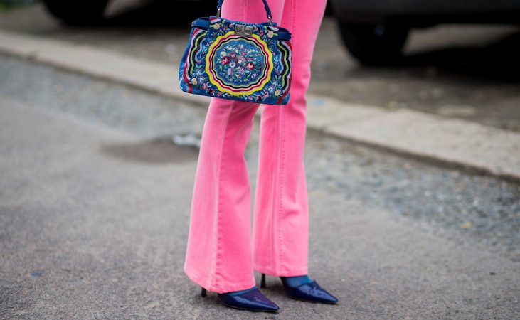 Deze flared jeans zijn perfect voor de nazomer