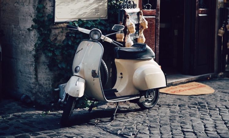 Wil je hebben: Dior en Vespa brengen limited edition scooter uit