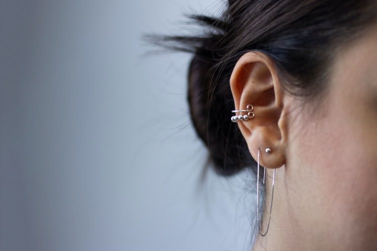 VIDEO: helpt deze piercing echt tegen migraine?