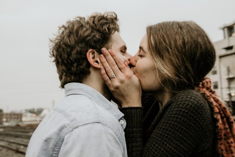 Girls Issues: &lsquo;Ik ben 17 jaar en heb nog nooit gezoend, is dit raar?&rsquo;