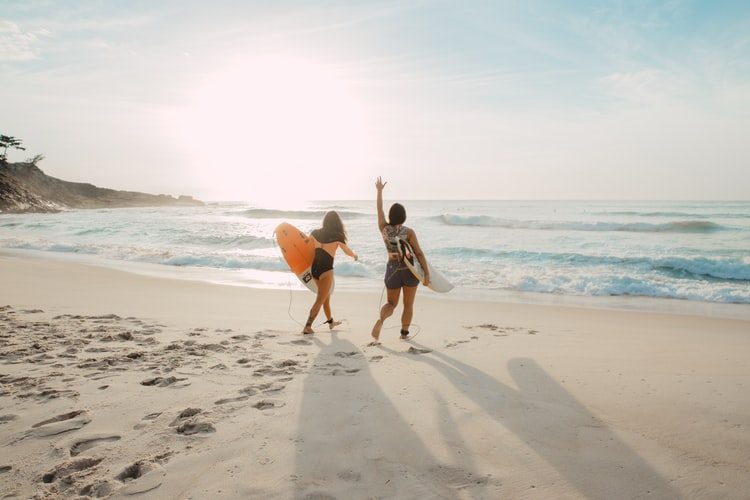Deze 10 gedachten gaan door je hoofd als je op het strand ligt