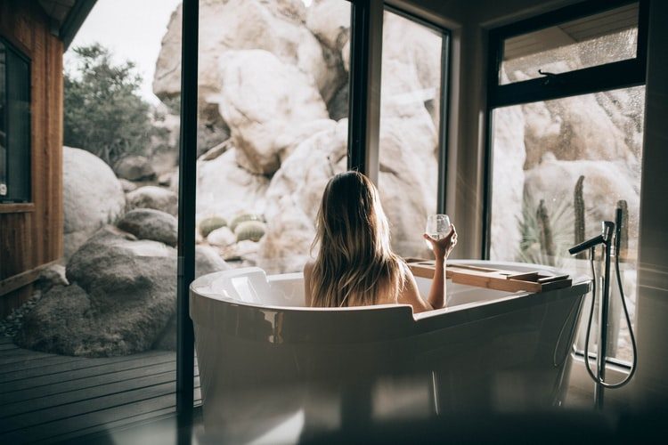 Wijntje in bad? Deze wijnhouder is het perfecte item voor een avondje me-time