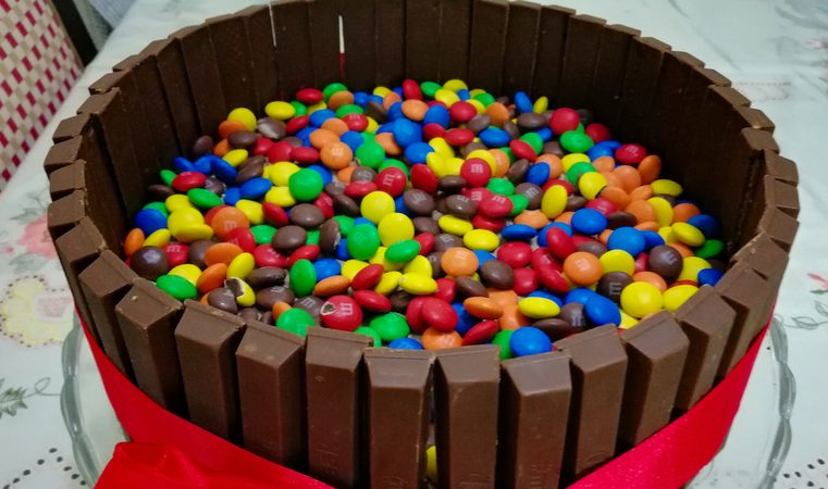 Sounds like heaven: dit is het recept voor een Kitkat-Rolo taart