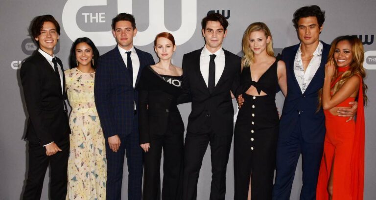 Deze rondleiding op de Riverdale-set laat je verbazen hoeveel er nep is in de serie