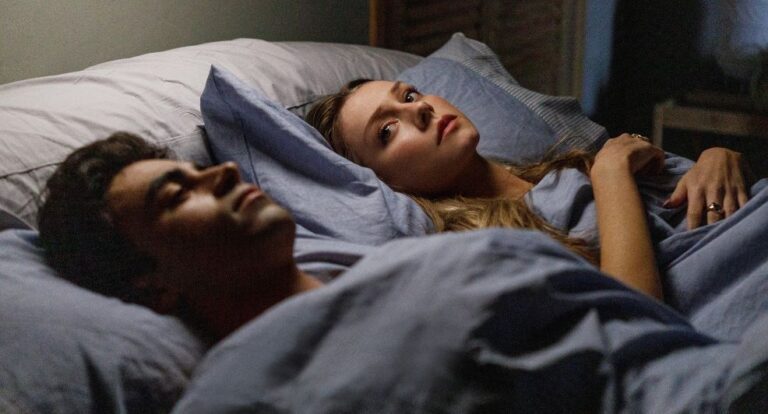 Twee mensen liggen samen in bed.
