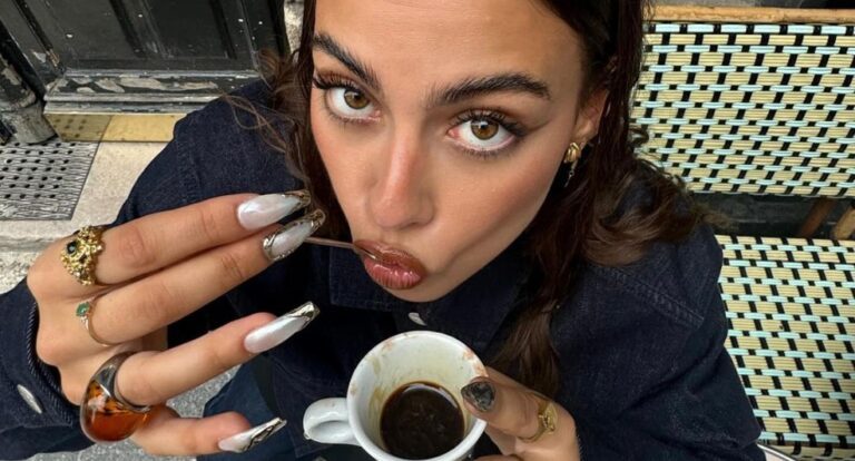 Meisje drinkt koffie.
