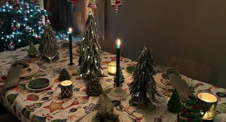 Een gedekte tafel tijdens een kerstdiner.