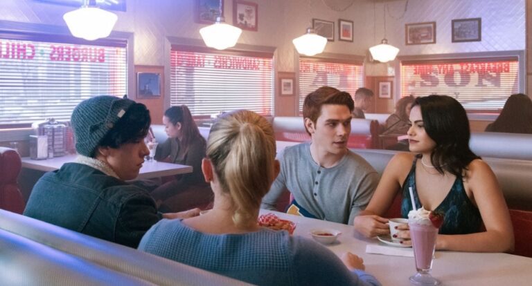 De vrienden uit Riverdale zitten samen in een diner.