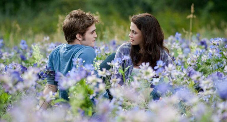 Bella en Edward in een veld vol bloemen.