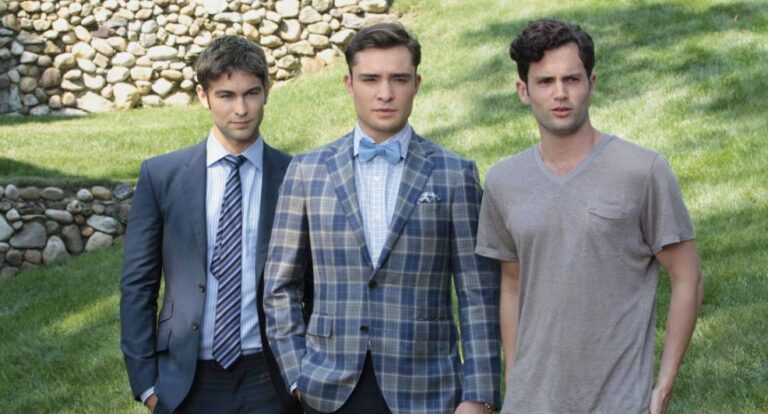 Sc&egrave;ne uit Gossip Girl waarin Nate, Chuck en Dan naast elkaar staan.