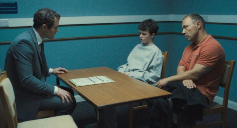 Shot van de Netflix-serie Adolescence. De jongen wordt verhoord.