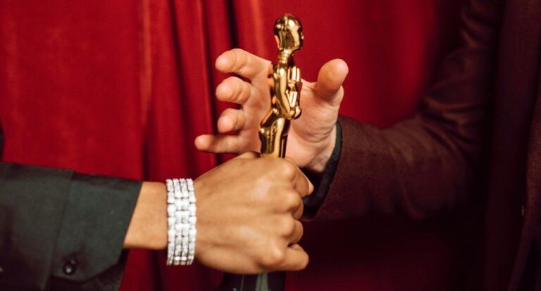 Iemand krijgt een Oscar overhandigd