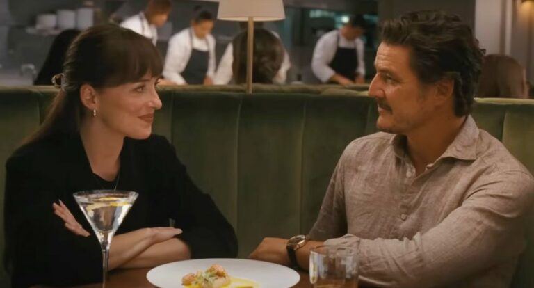 Pedro Pascal en Dakota Johnson zitten samen in een restaurant voor de film Materialists.