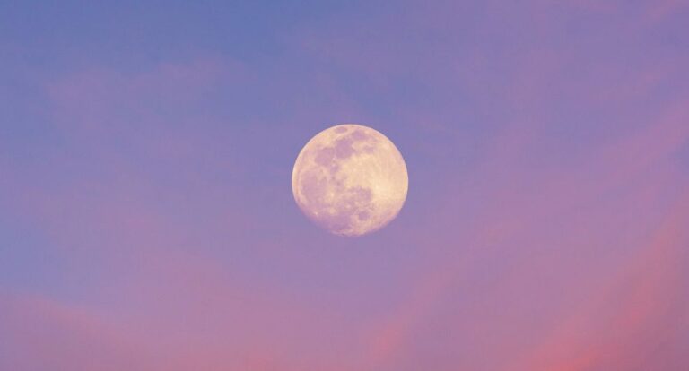 Een volle maan met een mooie rozige lucht.