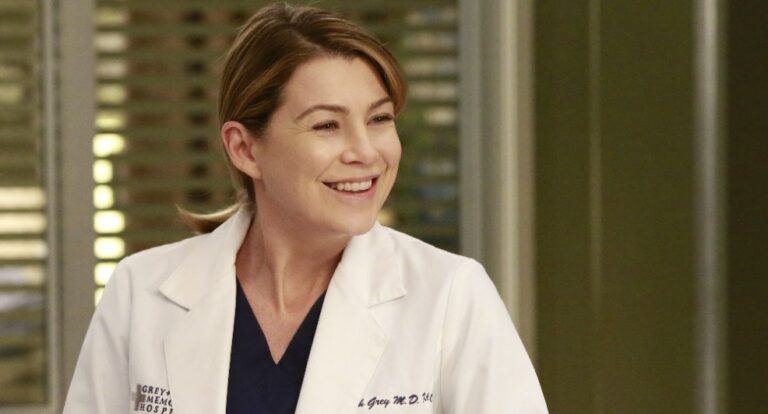Meredith Grey lacht in het ziekenhuis.