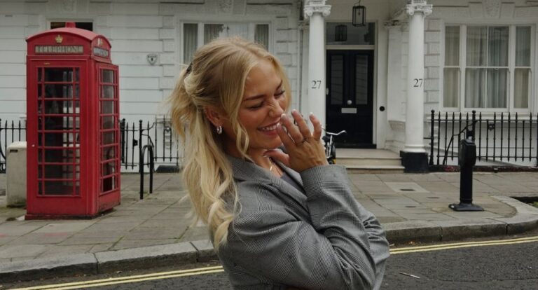 Lachende vrouw op een Londonse straat.