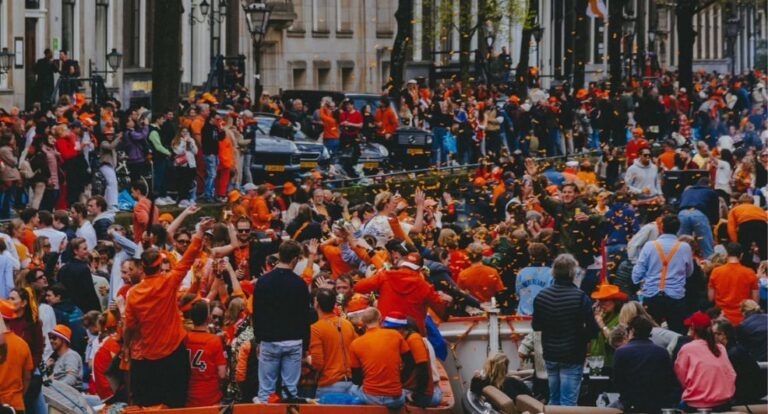 Mensen in de menigte op Koningsdag.