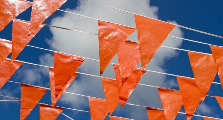Oranje vlaggetjes.