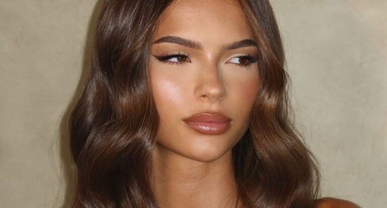 Vrouw met een full-glam make-up look.