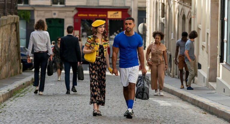 Sc&egrave;ne uit Emily in Paris waarin Emily en Alfie samen lopen.