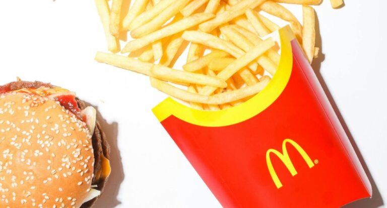 Een foto van een portie friet en een Big Mac.