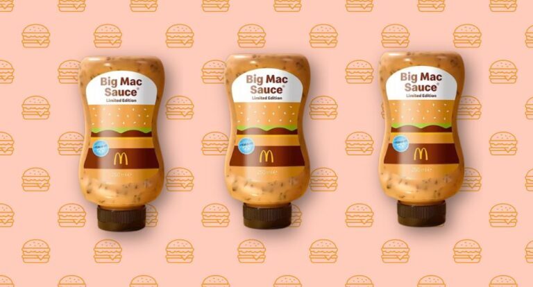 3 Big Mac saus flessen op een rijte op een roze achtergrond.