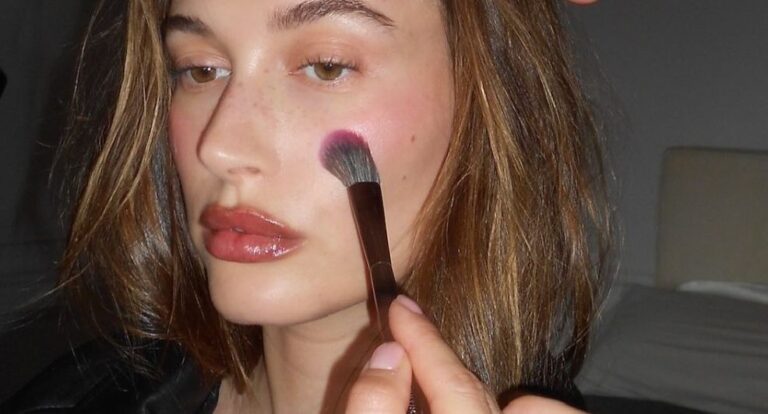 Vrouw doet haar make-up.