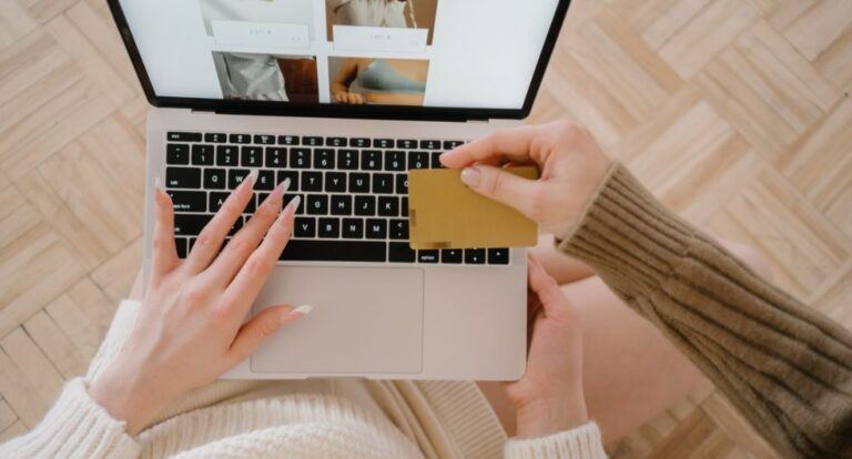 Een vrouw is aan het online shoppen.