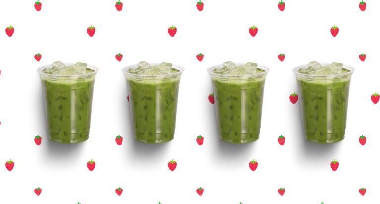 4 iced matcha's op een rijtje, op een aarbeien achtergrond.
