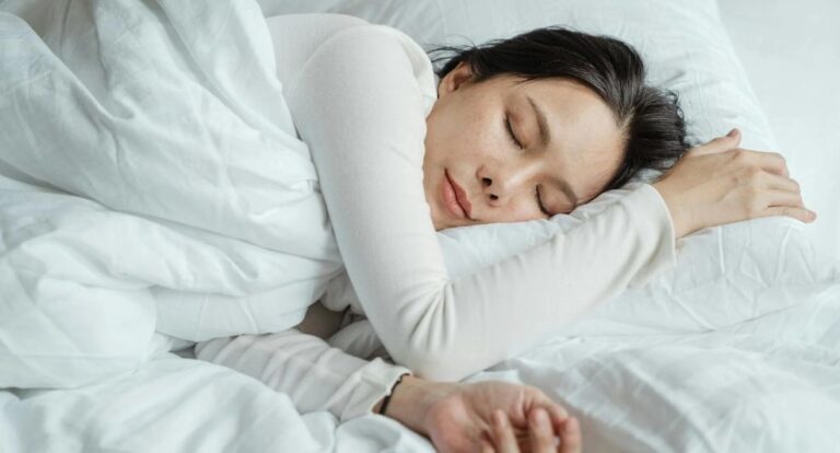 Vrouw slaapt op haar linkerzij.
