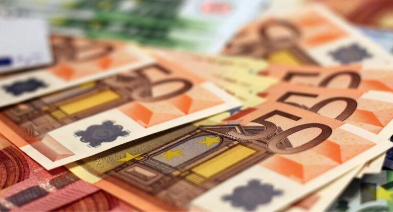 Briefjes van vijftig euro.
