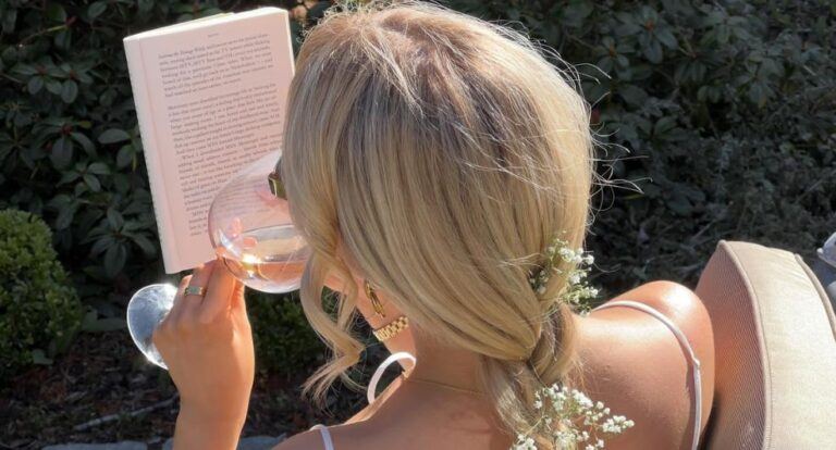 Een vrouw leest een boek.